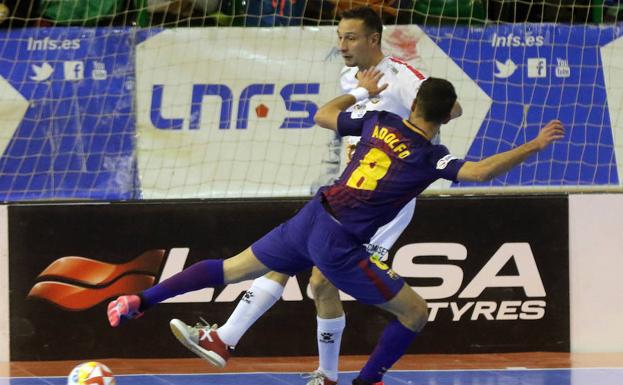 Carlos Muñoz golpea el balón en presencia del visitante Adolfo./
