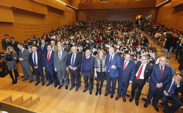 El Teatro España Duero acogió la presentación de la campaña ‘Valores que construyen sueños’, que congregó a numerosos representantes institucionales. /MANUEL LAYA