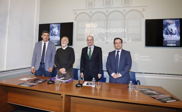 El diputado de Cultura, Julián Barrera, el comisario de la exposición, Antonio Cea, el presidente de la Diputación, Javier Iglesias, y el alcalde de Villanueva y diputado de Turismo, Javier García Hidalgo, durante la presentación. /MANUEL LAYA