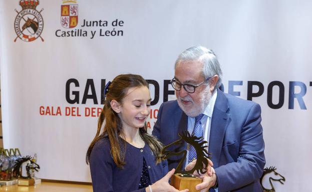 El presidente de la Federación de Hípica de Castilla y León, Juan Useros, entrega el premio a una de las galardonadas /J. de las Heras