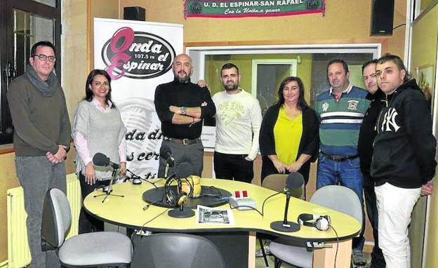 La alcaldesa de El Espinar, Alicia Palomo, Alberto Guerrero (junto al cartel) y a su lado Mario Llorente. /Pedro L. Merino