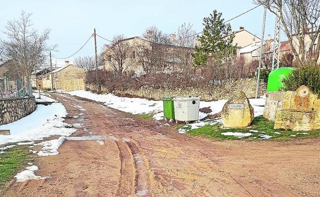 Estado en que se encuentra la calle principal de Tanarro tras la nevada y el deshielo. /El Norte