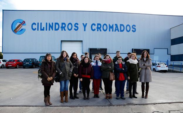 Alumnos y profesores posan en la entrada de Cicrosa junto con Elena Becoechea, gerente de la firma /A. Quintero