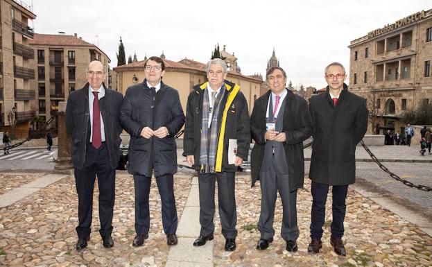 El presidente del PP de Salamanca y de la Diputación, Javier Iglesias; Alfonso Fernández Mañueco, Alfonso Dastis; el portavoz de Asuntos Exteriores en el Congreso, José Ramón García, y el rector de la Universidad de Salamanca, Ricardo Rivero, en calidad de anfiitrión del acto, ya que éste se celebró en el Colegio de Fonseca. /ICAL