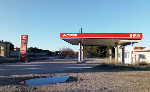 Estado en el que se encuentra la gasolinera, ubicada frente a la urbanización Bosque Real. /J. N.
