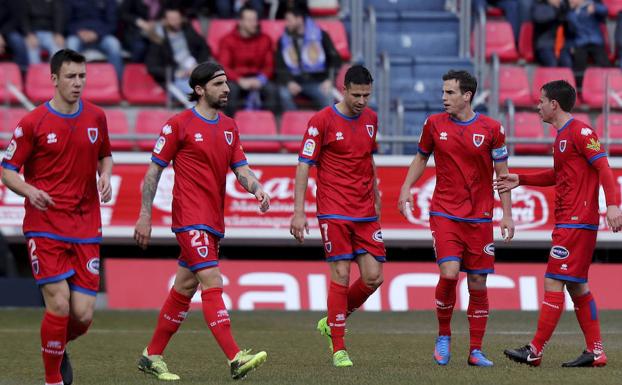 Manu del Moral, dorsal 7, junto a sus compañeros durante el encuentro /J. García