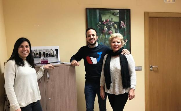 El concejal de Servicios Sociales, Carlos Fernández, junto a las responsables de AMPLI. /WORD
