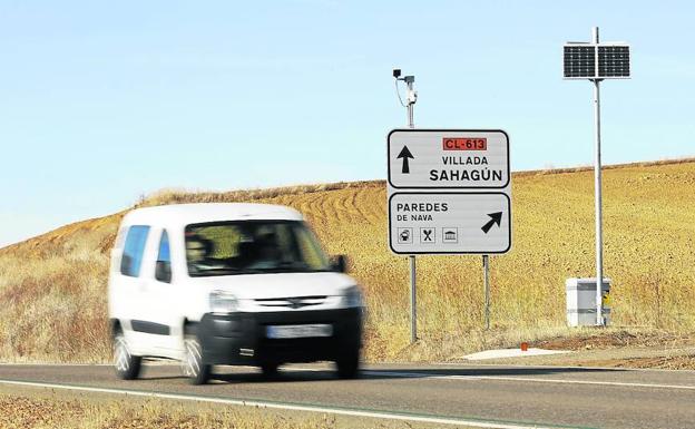 Cámara de radar de tramo sobre un cartel indicador en la CL-613, a la altura de Paredes de Nava./Antonio Quintero