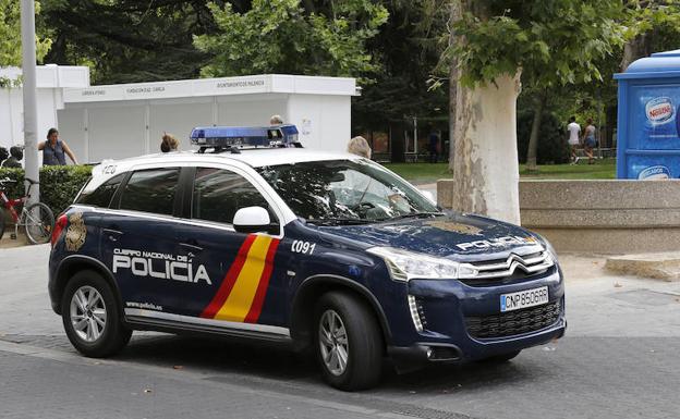 Coche de la Policía Nacional en el Salón. /Antonio Quintero