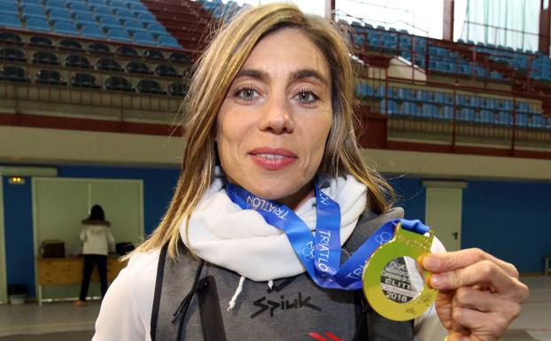 Helena Herrero posa con su medalla./Antonio de Torre