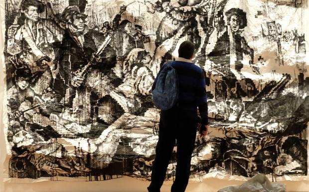 Un hombre contempla la obra deJavier Arce 'La libertad guiando al pueblo'. Ramón Gómez/