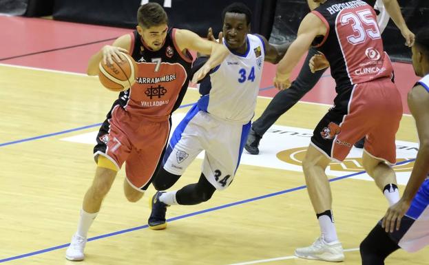 Alvarado supera el marcaje de Campbell en el partido de ida en Pisuerga. /G. Villamil