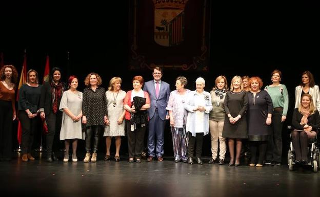 Foto de familia tras el acto de homenaje a tres mujeres salmantinas que han destacado en sus diferentes campos profesionales y sociales. /LAYA