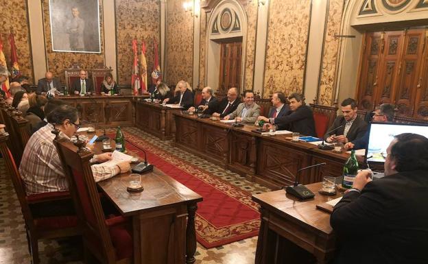 En primer término, la silla vacía del diputado de Ganemos Salamanca, que no asistió al pleno. /M.J. GUTIÉRREZ