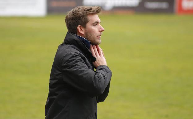 El técnico del Salmantino, dutrante el partido ante el Numancia B. /ANTORAZD