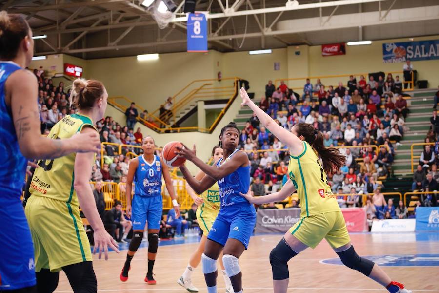 Givens protege el balón ante Vega Gimeno. /ANTORAZ