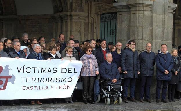 Algunos de los asistentes a la concentración de esta mañana./EFE