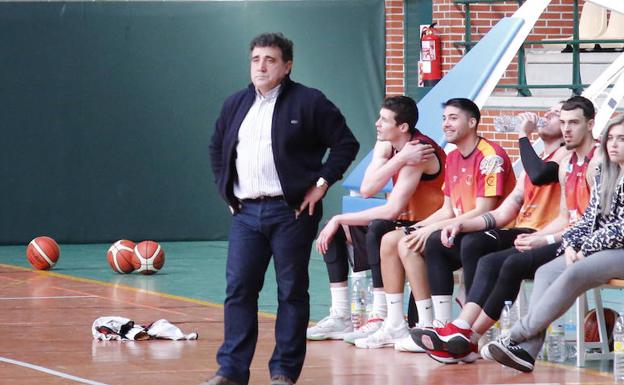 Ángel Codón sigue un partido en la banda. /ANTORAZ
