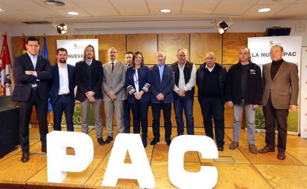 La consejera de Agricultura y Ganadería, y portavoz de la Junta, Milagros Marcos, firma con los grupos políticos parlamentarios, las organizaciones profesionales agrarias y Urcacyl un documento de Comunidad ante la reforma de la Política Agraria Común /Miriam Chacón