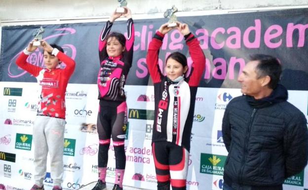 Podio femenino de principiantes con Daniella Ramos en lo más alto. /WORD