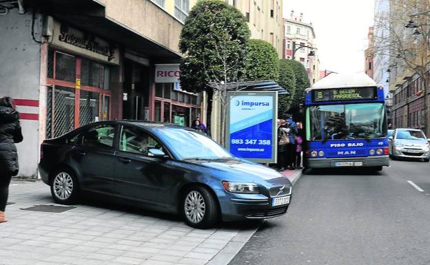 Un coche abandona el garaje de Doctrinos mientras el autobús de la línea 8 recoge pasaje y los vehículos circulan por la vía./H. S.
