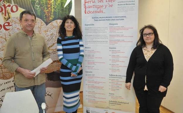 Rafael Moral, Ana Redondo y Cristina Pérez, junto al programa de la feria./ Rodrigo Jiménez