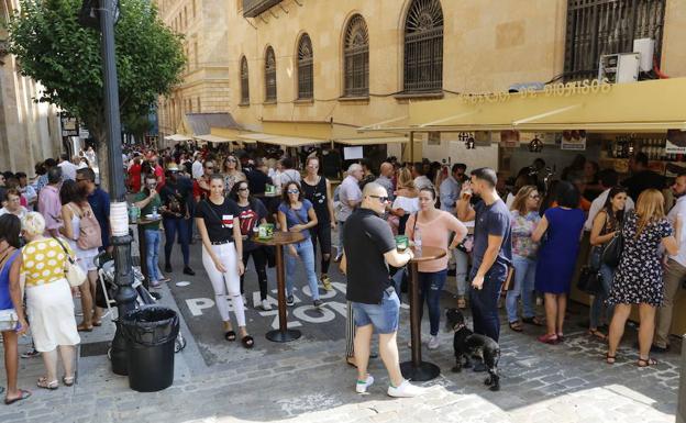 El público disfruta de las tapas de la Feria de Día conversando distendidamente al lado de las casetas. /MANUEL LAYA