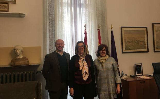 Ángeles Armisén, entre Luis Calderón y Nuria Simón./El Norte