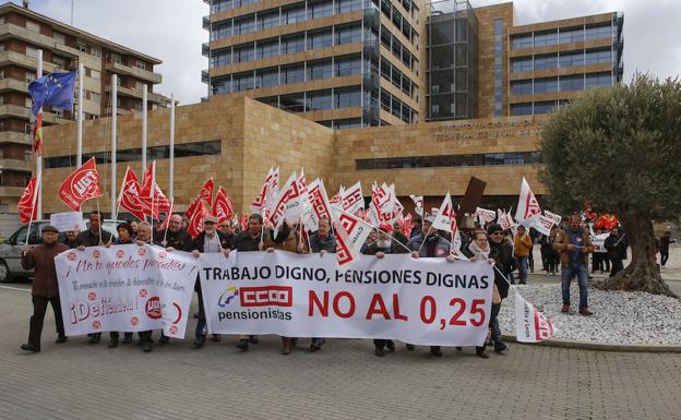 Concentración esta mañana ante la Seguridad Social./ANTORAZ