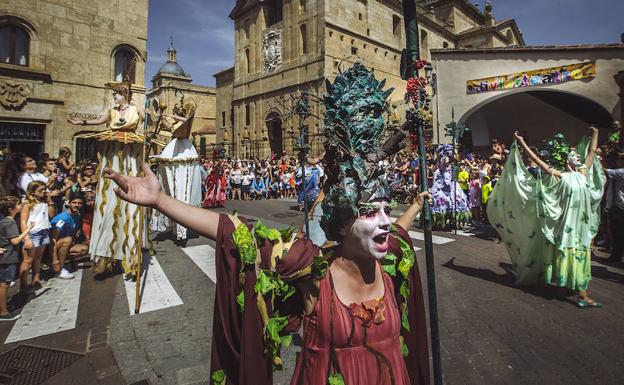 Espectáculo '9 musas' de la compañia Karlok Danza Teatro, por las calles de Ciudad Rodrigo en la edición de 2016 de la feria. /Ical