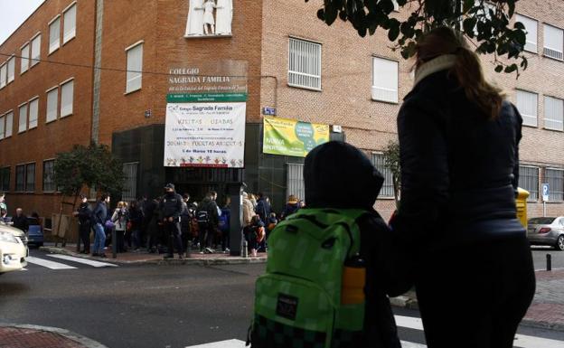 Fachada del colegio Sagrada Familia, cerca del cual tuvo lugar el intento de secuestro./Efe