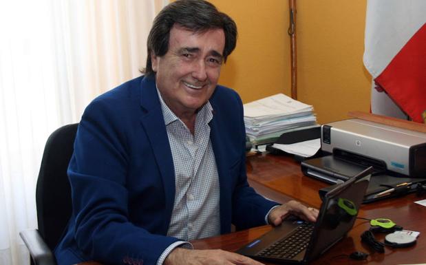 Jesús García, alcalde de Cuéllar, en su despacho. /M. Rico
