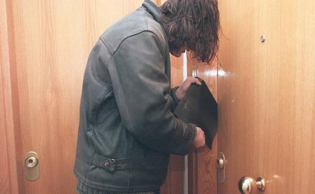 Montaje que simula cómo un ladrón intenta forzar la puerta de un domicilio./El Correo
