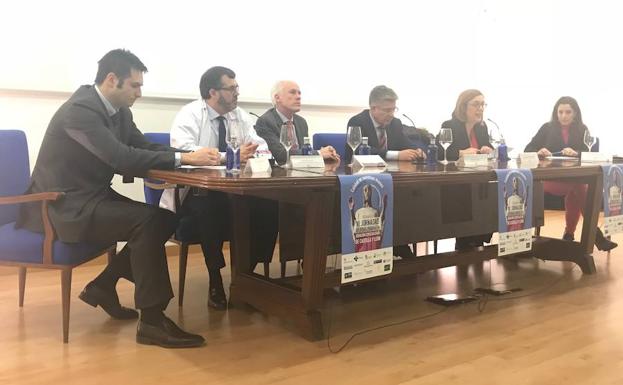 Rafael López, en el centro, durante las jornadas de fisioterapia./El Norte