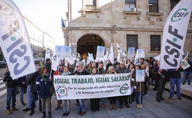 Concentración de trabajadores de la admistración estatal organizada por CSIF en enero de este año para reclamar una subida salarial en Salamanca. Archivo./Víctor Antoraz/El Norte.