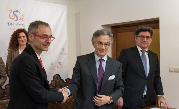 Ricardo Rivero y Manuel Lejarreta, tras la firma del acuerdo./USAL