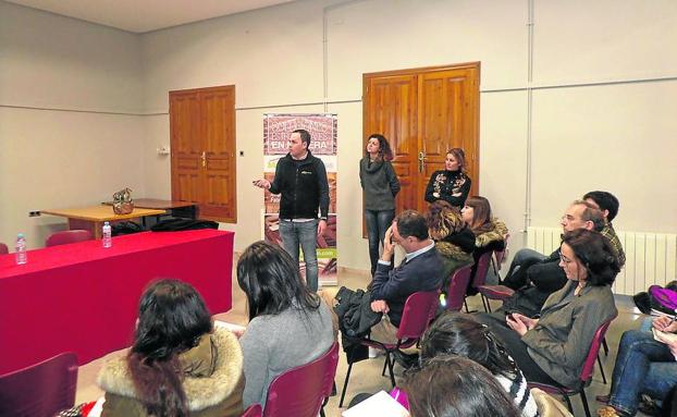 Uno de los técnicos de la empresa, durante la charla../César Ceinos