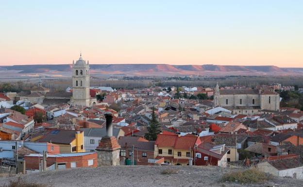 Panorámica de Dueñas con las iglesias de la Asunción (izquierda) y San Agustín.