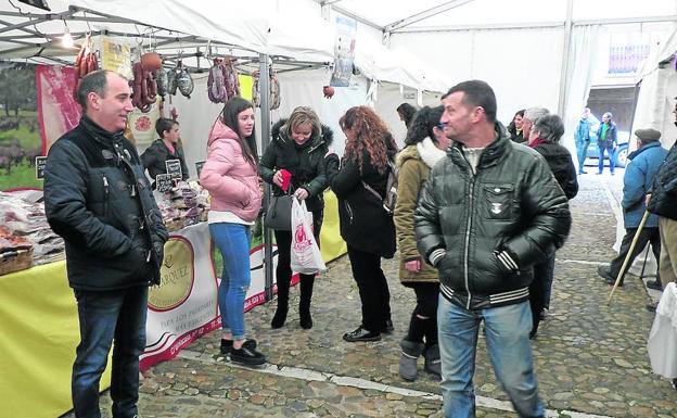Interior de la carpa que alberga los puestos en la feria de Saldaña./César Ceinos