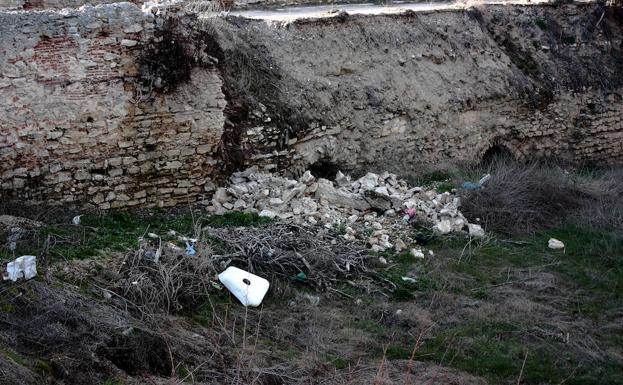 Imagen de las piedras desprendidas del puente./Fernando G. Muriel