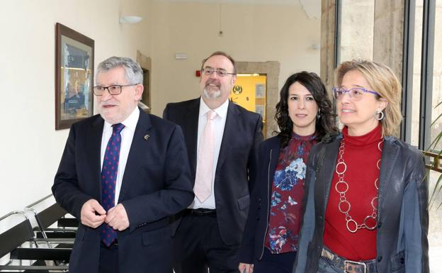 El consejero de Educación, Fernando Rey (2I), participa con sus homólogos de Castilla-La Mancha y Extremadura, Ángel Felpeto (I) y Esther Gutiérrez (2D), en la tercera actividad del programa de encuentros ‘Pensando en Educación’. Junto a ellos, la directora general de Universidades de Castilla y León, Pilar Garcés./Rubén Cacho/ Ical