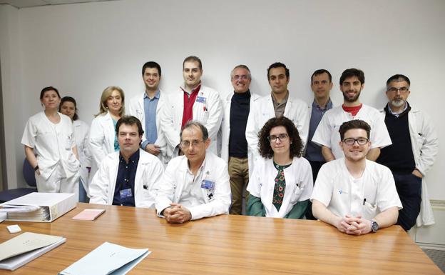 equipo de este servicio está formado por ocho radiofísicos, repartidos en la sección de radioterapia y diagnóstico por imagen, así comocinco técnicos de radioterapia, los residentes de la especialidad y una auxiliar administrativa./MANUEL LAYA