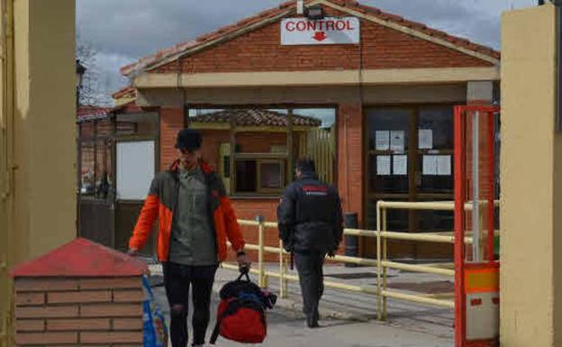 Víctor Rodríguez Ramos 'Viti',saliendo de la cárcel del Burgos tras pagar una fianza de 6.000 euros/El Norte.