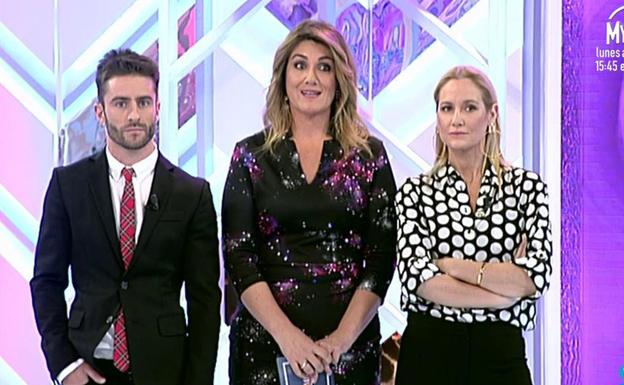 Los estilistas Pelayo Díaz y Fiona Ferrer y en el centro la presentadora Carlos Corredera. /Telecinco