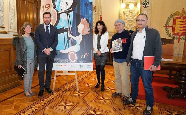 Charo López, Óscar Puente, Ana Redondo, y Juan Sanz, junto al cartel realizado por Ángel Marcos. /El Norte
