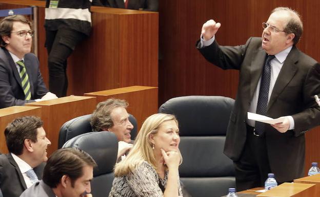 Herrera durante un pleno en las Cortes. /R. Gómez