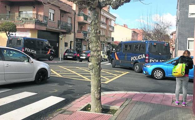 Las furgonetas de los antidisturbios durante los registros en la calle 29 de Diciembre de Tudela. /El Norte