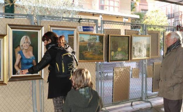 Pintores de la Unión Artística Vallisoletana exhibieron sus obras en la Plaza de España. /Henar Sastre