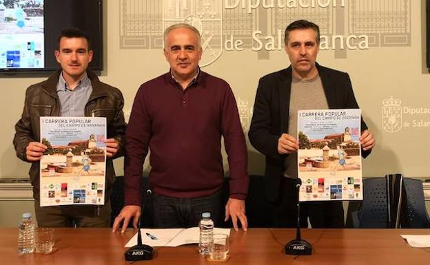Manuel Martín, Jesús María Ortiz y Caimiro Blanco, durante la presentación de la I Carrera Popular del Campo de Argañán. /MARJÉS