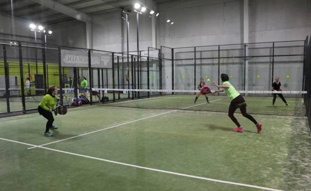 Momento de un partido de la categoría femenina en la jornada anterior./El Norte